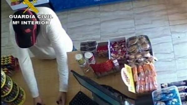 La Guardia Civil detiene al autor de un atraco en un comercio de Granada La Guardia Civil detiene al autor de un atraco en un comercio de Granada
