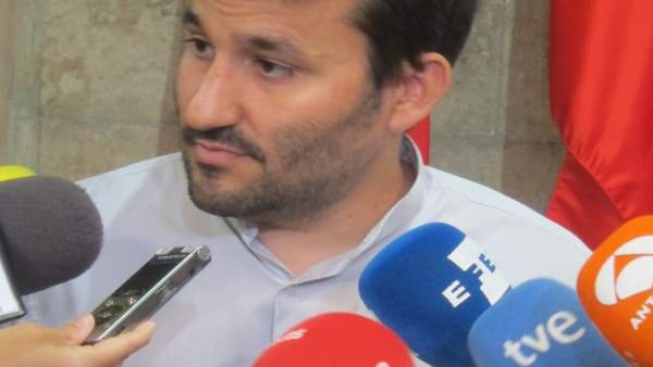 Vicent Marzá atendiendo a los periodistas Vicent Marzá atendiendo a los periodistas