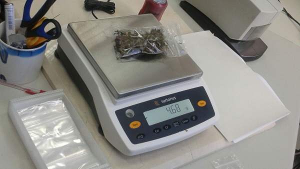 Un agente pesa una bolsa con marihuana incautada por la Guardia Civil Un agente pesa una bolsa con marihuana incautada por la Guardia Civil