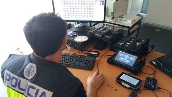 Un agente visiona las imagenes grabadas Un agente visiona las imagenes grabadas