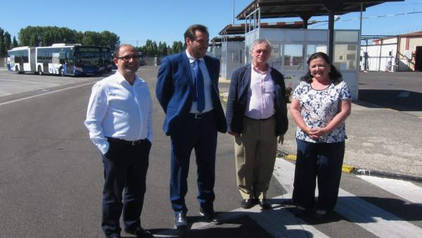 Luis Vélez (i), junto al alcalde de Valladolid y técnicos de Auvasa Luis Vélez (i), junto al alcalde de Valladolid y técnicos de Auvasa