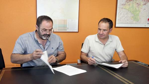 El alcalde de Roncal (izda) y el director general (dcha) firman el convenio. El alcalde de Roncal (izda) y el director general (dcha) firman el convenio.
