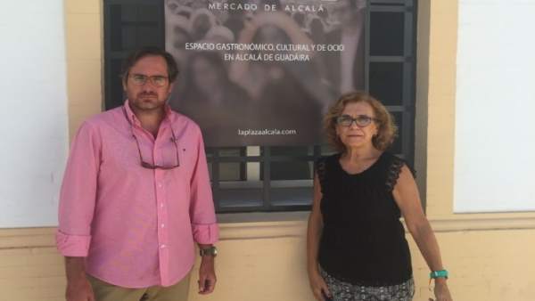 José Manuel Villanueva y Mª Carmen Rodríguez Hornillo en la Plaza Municipal. José Manuel Villanueva y Mª Carmen Rodríguez Hornillo en la Plaza Municipal.
