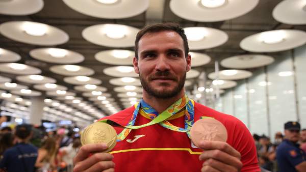 Saul Craviotto enseña sus medallas a la llegada a España Saul Craviotto enseña sus medallas a la llegada a España