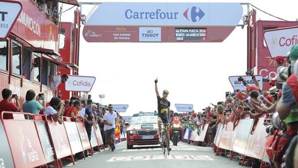 Calmejane celebra su victoria en la Vuelta Calmejane celebra su victoria en la Vuelta