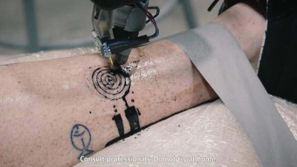 Un robot realizando un tatuaje. Un robot realizando un tatuaje.