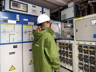 Operaria de Iberdrola en un cuarto de contadores.