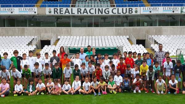 Niños de 'Vacaciones en paz' en los campos de Sport del Sardinero Niños de 'Vacaciones en paz' en los campos de Sport del Sardinero