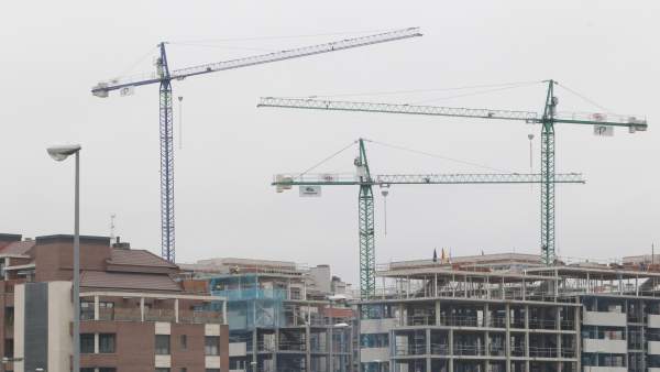 El 'ladrillo' consolida su crecimiento, pero sin signos de una nueva burbuja inmobiliaria El 'ladrillo' consolida su crecimiento, pero sin signos de una nueva burbuja inmobiliaria