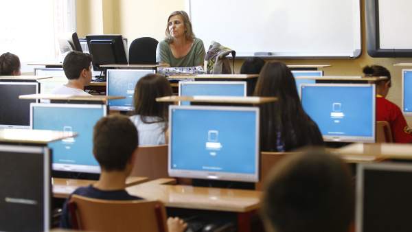 Varios alumnos en un aula de instituto. Varios alumnos en un aula de instituto.