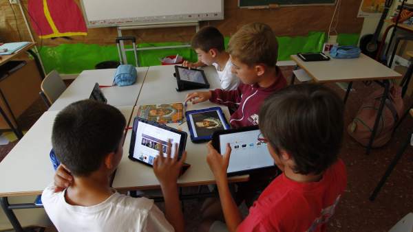 NIÑOS APRENDIENDO CON TABLETS NIÑOS APRENDIENDO CON TABLETS