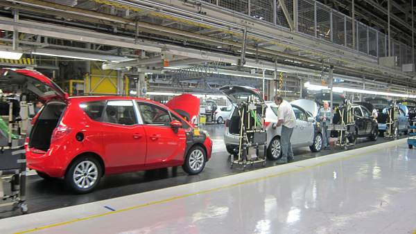 Trabajadores de la planta de Opel en Figueruelas. Trabajadores de la planta de Opel en Figueruelas.