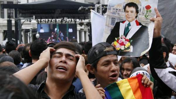 Miles de mexicanos despiden a Juan Gabriel Miles de mexicanos despiden a Juan Gabriel