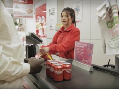 Una cajera en un supermercado de la cadena Dia