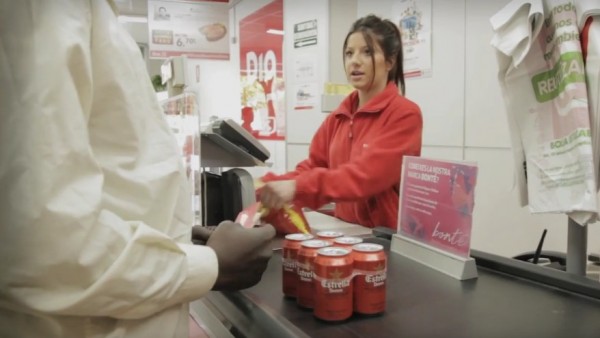 Una cajera en un supermercado de la cadena Dia Una cajera en un supermercado de la cadena Dia