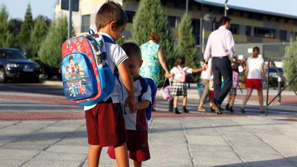Niños con uniformes escolares Niños con uniformes escolares