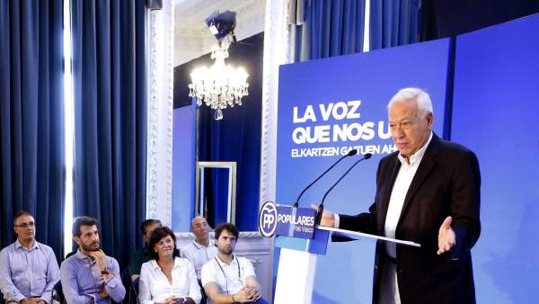 El ministro de Asuntos Exteriores en funciones, José Manuel García-Margallo, durante su participación en un acto electoral de su formación en el Palacio Miramar de San Sebastián.
El ministro de Asuntos Exteriores en funciones, José Manuel García-Margallo, durante su participación en un acto electoral de su formación en el Palacio Miramar de San Sebastián.