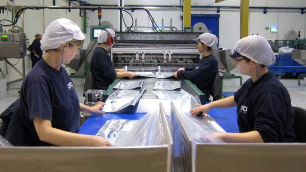 Trabajadores en una fábrica Trabajadores en una fábrica