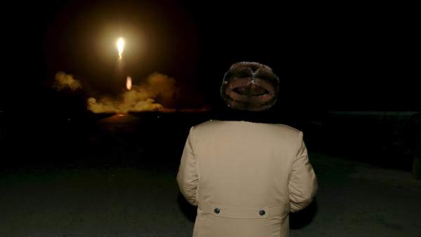 Kim Jong-un, líder de Corea del Norte, observando una prueba balística Kim Jong-un, líder de Corea del Norte, observando una prueba balística
