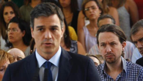 Pedro Sánchez y, detrás, Pablo Iglesias Pedro Sánchez y, detrás, Pablo Iglesias