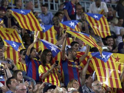 Esteladas en el Camp Nou.