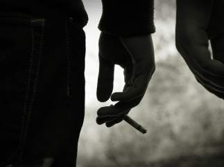 Un mano con un cigarrillo