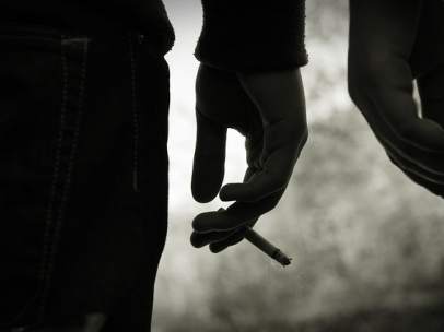 Un mano con un cigarrillo