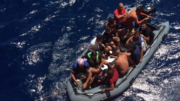 Patera con 12 personas rescatadas en aguas de Almería Patera con 12 personas rescatadas en aguas de Almería