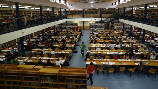 Estudiantes preparándose los exámenes en la biblioteca. Estudiantes preparándose los exámenes en la biblioteca.