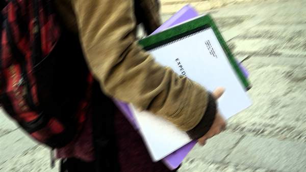 Estudiante con libros en la mano. Estudiante con libros en la mano.