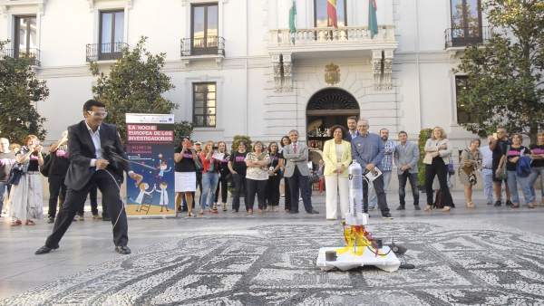 Francisco Cuenca prueba una de las actividades de la Noche de los Investigadores Francisco Cuenca prueba una de las actividades de la Noche de los Investigadores