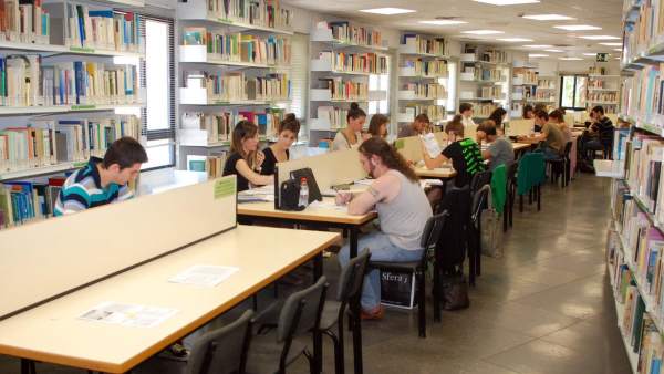 Alumnos en la biblioteca. Alumnos en la biblioteca.