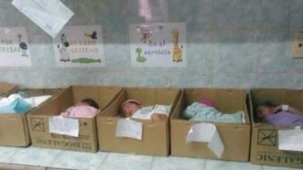 Bebés en cajas de cartón en Venezuela Bebés en cajas de cartón en Venezuela