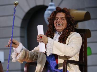El actor Toni Albà caracterizado como Rey Felipe V.