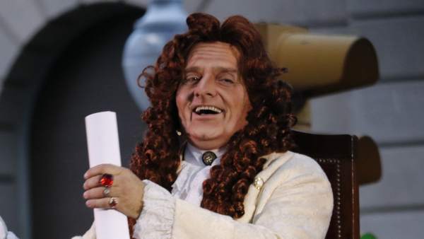 El actor Toni Albà caracterizado como Rey Felipe V. El actor Toni Albà caracterizado como Rey Felipe V.