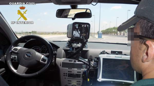 Agente participando en un dispositivo de control de velocidad Agente participando en un dispositivo de control de velocidad