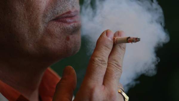 Fumador, fumando, cigarro, humo Fumador, fumando, cigarro, humo