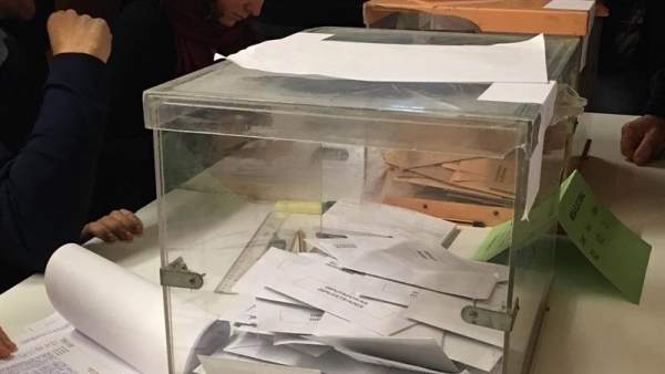 Votos en una urna Votos en una urna