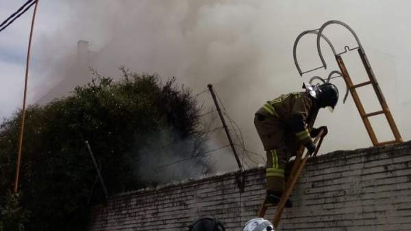 Incendio en calle Candelería de Sevilla Incendio en calle Candelería de Sevilla