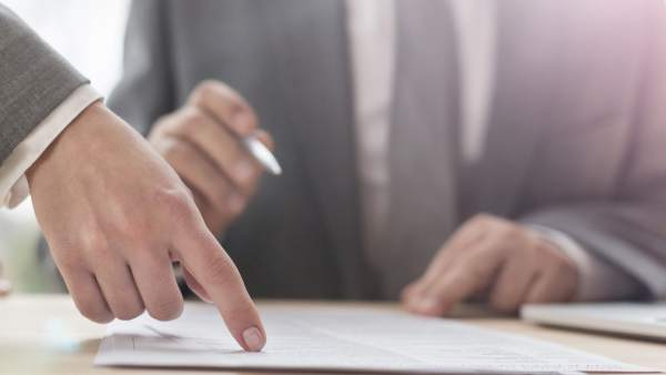 El adelanto de sueldo está sujeto a la aprobación previa tanto por parte de la empresa como del banco. El adelanto de sueldo está sujeto a la aprobación previa tanto por parte de la empresa como del banco.