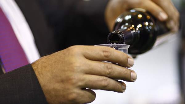 Salón Gourmet de Madrid, botella de vino, echando vino Salón Gourmet de Madrid, botella de vino, echando vino