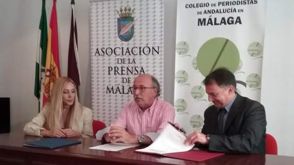 Repreentantes de la APM y el Colegio de Periodistas en la firma del convenio Repreentantes de la APM y el Colegio de Periodistas en la firma del convenio