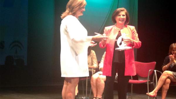 Valdivielso recibe de Sánchez Rubio el premio a la residencia Santa Teresa. Valdivielso recibe de Sánchez Rubio el premio a la residencia Santa Teresa.