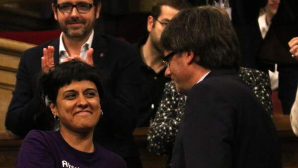 Puigdemont y Anna Gabriel en el pleno del Parlament. Puigdemont y Anna Gabriel en el pleno del Parlament.