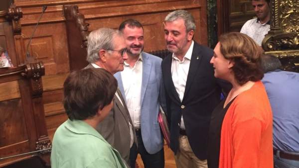 Xavier Trias saludando a Ada Colau, Jaume Collboni, Laia Ortiz y Alfred Bosch Xavier Trias saludando a Ada Colau, Jaume Collboni, Laia Ortiz y Alfred Bosch