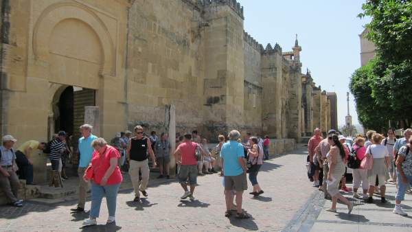 Turistas junto a la Mezquita Turistas junto a la Mezquita
