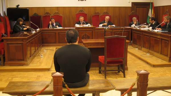 El acusado de intentar matar a un joven que reprochó tocarle el culo a su amiga El acusado de intentar matar a un joven que reprochó tocarle el culo a su amiga