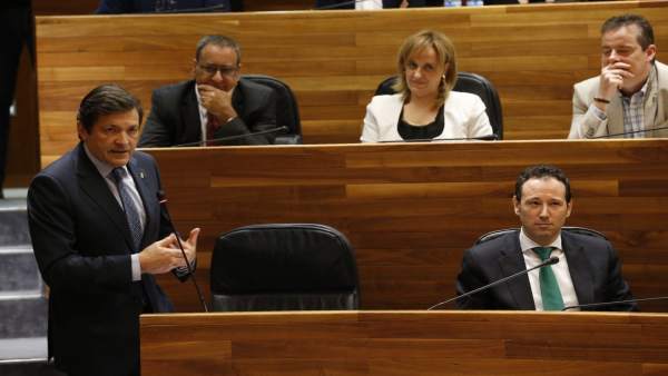 Javier Fernández responde en el Pleno. Javier Fernández responde en el Pleno.