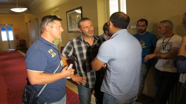 Los trabajadores de Astur Leonesa encerrados en la Junta General. Los trabajadores de Astur Leonesa encerrados en la Junta General.