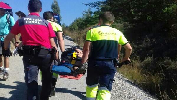 Peregrina herida tras caer de la bici en el Camino de Santiago en Zubiri. Peregrina herida tras caer de la bici en el Camino de Santiago en Zubiri.
